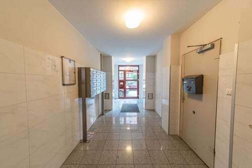 Hausflur - 2 Zimmer Etagenwohnung zur Miete in Frankfurt am Main