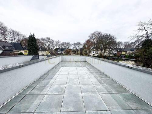 Großflächige Terrasse direkt am Schlafzimmer - 