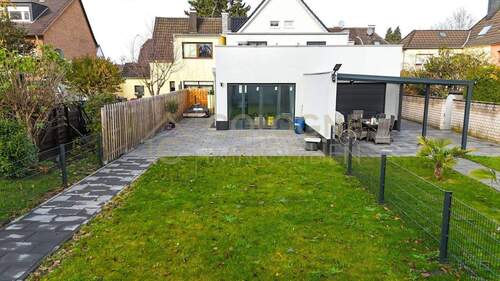 Großer Garten mit rasenfläche und Terrasse - 