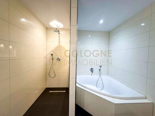 Dusche und Badewanne im Badezimmer - 