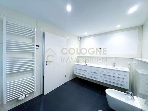 Doppelwaschbecken mit viel Ablagefläche - 