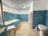 [KI-optimiertes Foto] Badezimmer - 