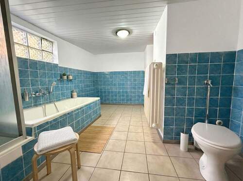 [KI-optimiertes Foto] Badezimmer - 