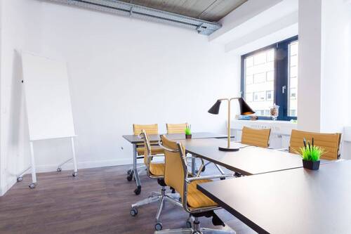 Schreibtischplätze in Büro - 