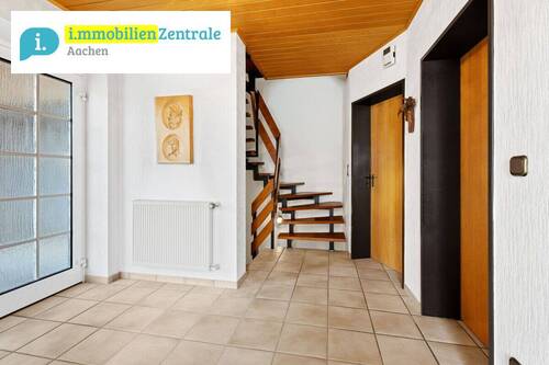 Flur - 6 Zimmer Doppelhaushälfte zum Kaufen in Kreuzau