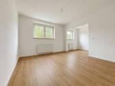 Zimmer 1 -Blick zum Fenster - Frisch renovierte 2-Zimmer-Erdgeschosswohnung mit Tageslichtbad