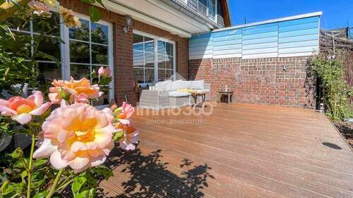 große Holzterrasse - 6 Zimmer Doppelhaushälfte zum Kaufen in Potsdam