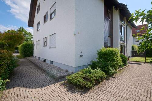 Hausansicht - Große Dachgeschosswohnung mit geräumiger Loggia