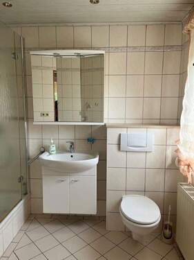 Bad, Dusche, Toilette unten - 5 Zimmer Einfamilienhaus in Jessen/Elster
