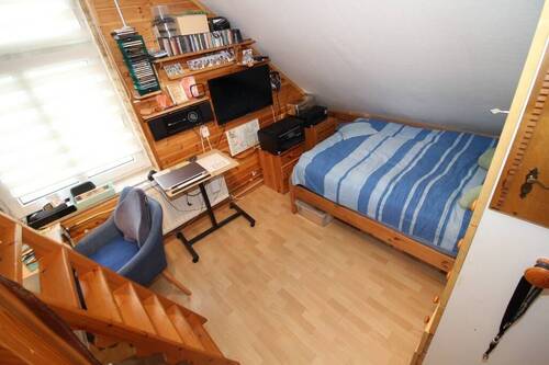 Zimmer mit Zugang zum Dachboden - 