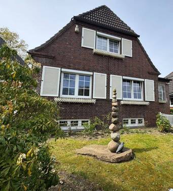Hausansicht - Charmantes Schätzchen: stilvolles Haus mit viel Platz, Garage + 2 Stp. - top gepflegt!