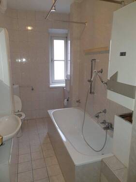 Badezimmer mit Wanne - 