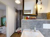 Bad zu Zimmer 8 - 