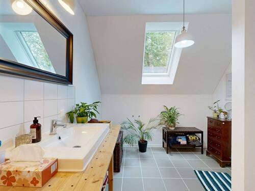 Badezimmer im Dachgeschoss - 