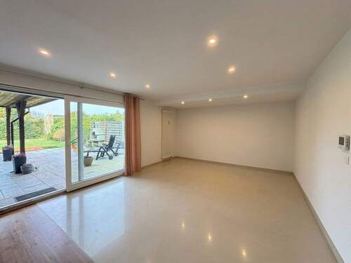 Wohnzimmer leer (KI Staging) - 