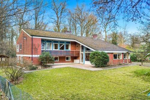 Hausvorderseite - Architektenhaus am Waldrand - 1.059.000,00&nbsp;EUR Kaufpreis, ca.&nbsp; 176,70&nbsp;m&sup2;&nbsp;Wohnfl&auml;che