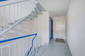 Treppenhaus mit Aufzug - 
