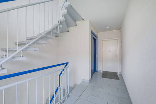 Treppenhaus mit Aufzug - 