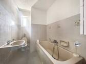 Badezimmer mit Fenster - 