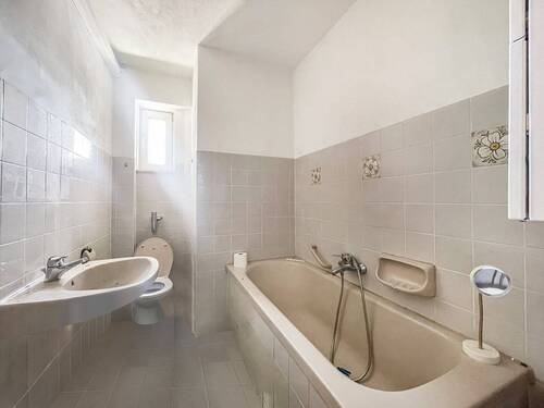 Badezimmer mit Fenster - 