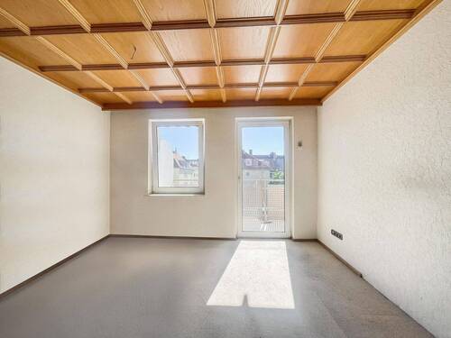 Wohnzimmer mit Zugang zum Balkon - 