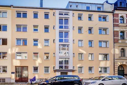 Hausansicht Eingangsbereich - Bestlage Maxvorstadt! Renovierungsbedürftige 3-Zimmer-Wohnung mit Südausrichtigung, 4.OG!