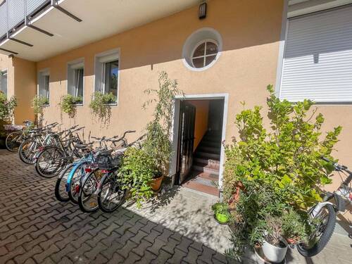 Innenhof mit Abstellmöglichkeit für die Fahrräder - 3 Zimmer Etagenwohnung in München