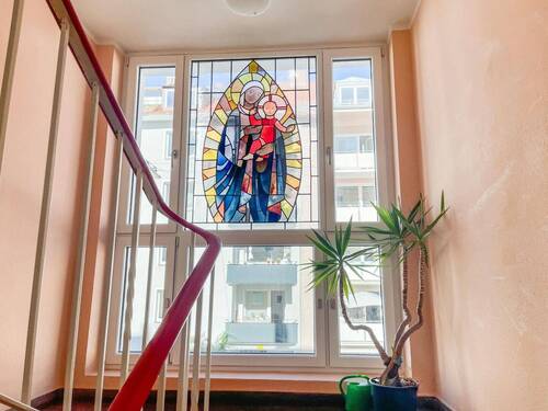 Treppenhaus, Fenster mit Ornamenten - 