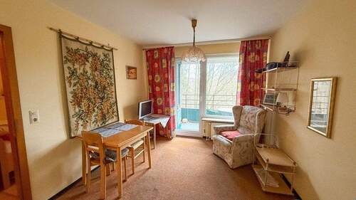 Wohnzimmer mit Balkonzugang - 1 Zimmer Etagenwohnung zum Kaufen in Glücksburg