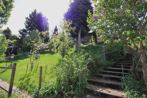 Zugang - Baugrundstück mit Charakter: Hanglage, Altbestand und viel Gestaltungsspielraum auf 1.052 m²