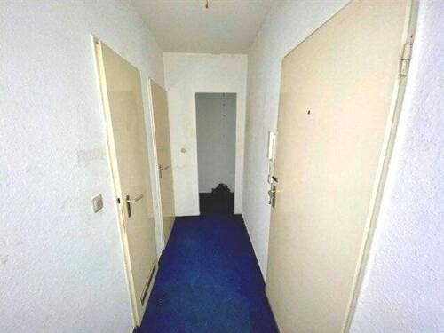 Schörkellos verbindet der Flur die Räume - Etagenwohnung mit 42,60 m&sup2; in Wilhelmshaven zum Kaufen