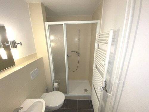 Modern und zweckmäßig zeigt sich das Bad - 