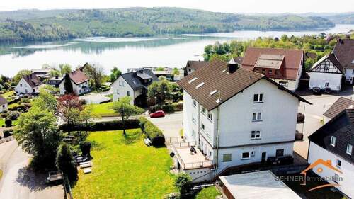 Hausansicht und See - Sorpesee: 88m² 3 Zi. KDB mit Fernsicht, neuem Bad, neuer Küche und Balkon in Langscheid