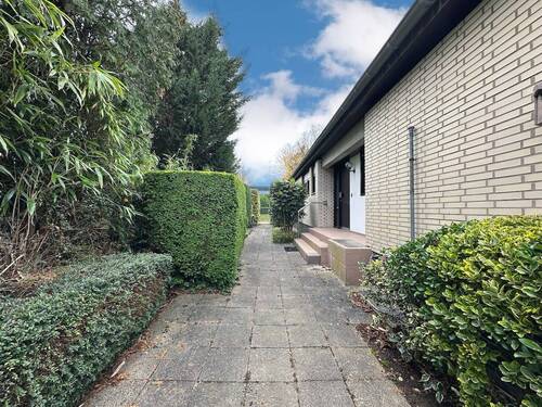 Zugang Haus - Bungalow mit 156,30 m&sup2; in Neuss zum Kaufen