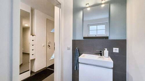 Eingangsbereich und Gäste WC - 5 Zimmer Doppelhaushälfte zum Kaufen in Isny im Allgäu