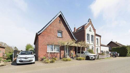 Hausansicht_mit_Zufahrt_und_Carport_ - 4 Zimmer Einfamilienhaus in Heinsberg