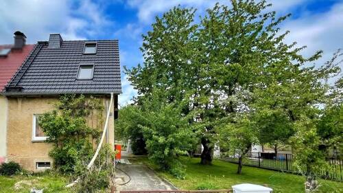 Straßenseite - Sanierungsbedürftige Doppelhaushälfte