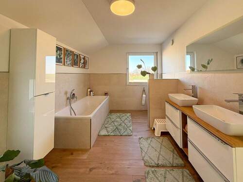 Masterbad mit Dusche und Wanne - 