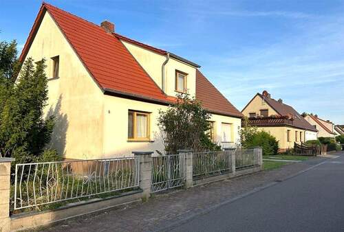Straßenansicht rechts - Doppelhaushälfte mit Nebengebäude in ruhiger Siedlungslage