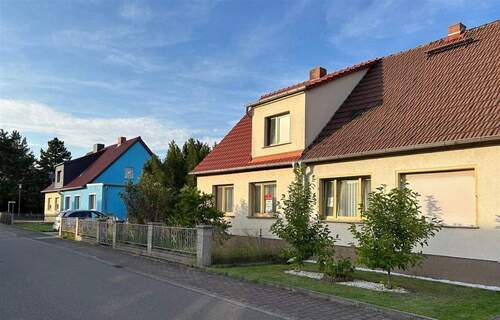 Straßenansicht links - 5 Zimmer Doppelhaushälfte zum Kaufen in Gräfenhainichen