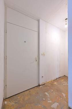 Eingangstür mit Nische - 3 Zimmer Etagenwohnung in München