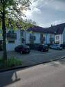 Haus mit Parkplätzen - 