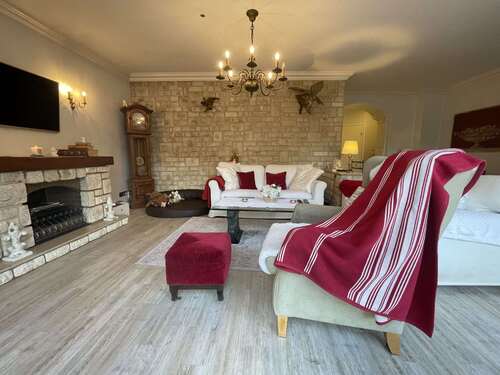 Wohnzimmer mit Kamin als Deko - 