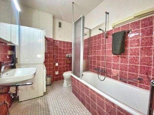 Das Bad ist groß genug, um Waschmaschine und Trockner unterzubringen - 