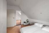 Schlafzimmer mit Zugang Ankleide - 