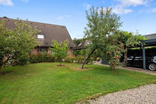 Vordergarten mit Carport - 6 Zimmer Doppelhaushälfte zum Kaufen in Delingsdorf