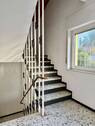 Treppenhaus mit massiver Treppe - 