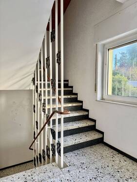 Treppenhaus mit massiver Treppe - 