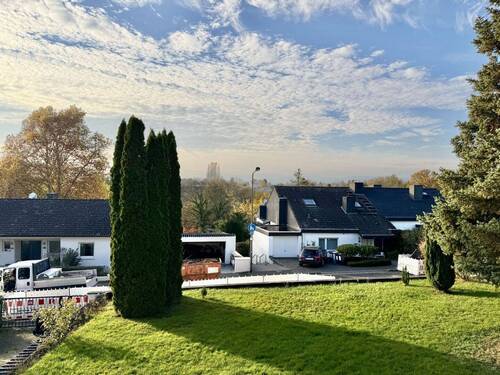 Blick in den Garten - 5 Zimmer Mehrfamilienhaus, Wohnhaus in Frankfurt am Main