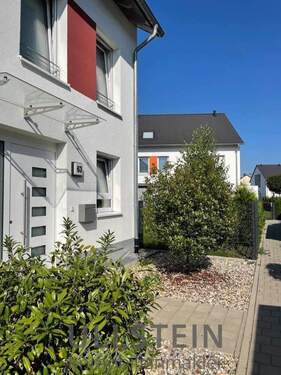 Hauseingang - Modernes Eckhaus mit Garten + Keller + SüdWest Lage + 4 SZ + 2 Tageslicht-Bäder